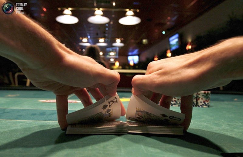 крупье за столом покера