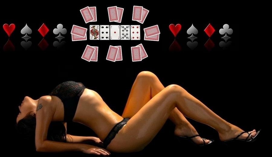 Сексуальная брюнетка в рекламе казино