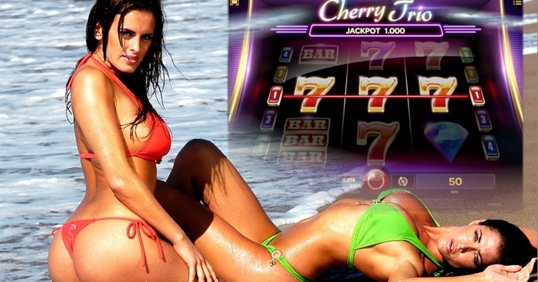 Пара пышногрудых брюнеток в откровенных купальниках презентуют игровой автомата