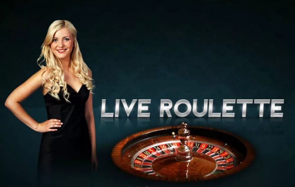 Красотка дилер рулетки в черном платье рядом с игорным столом