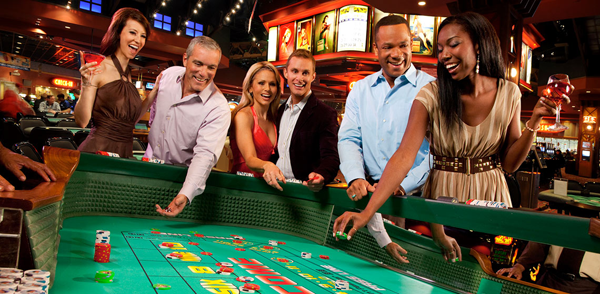Красиво одетые люди разных национальностей за игрой в крэпс в одном из казино Лас-Вегаса