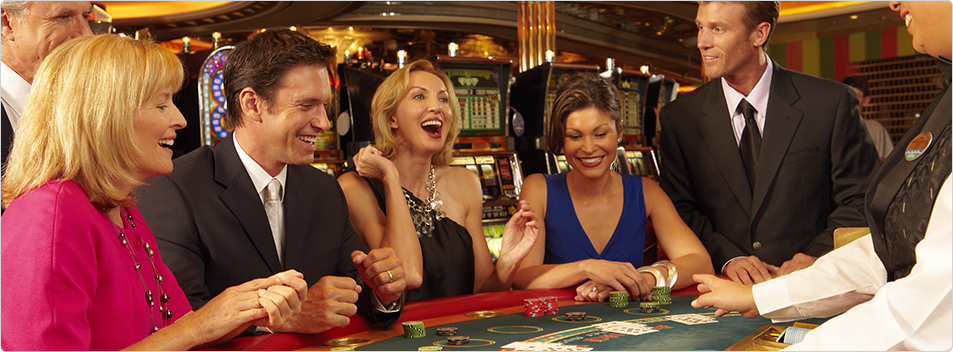 Мужчины и женщины в вечерних нарядах играют в блэкджек в дорогом казино на курорте