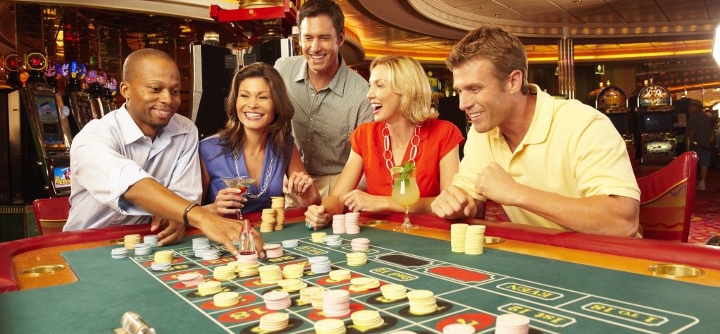 Игроки в казино за столом рулетка