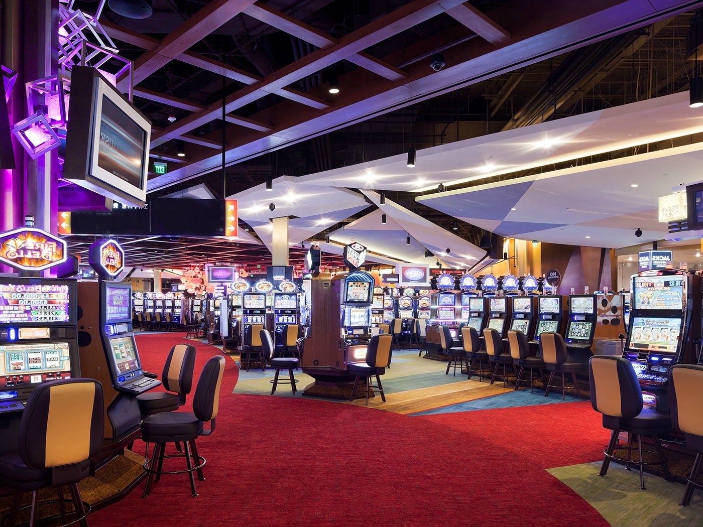 Зал с игровыми автоматами в казино Sugar House в Филадельфии в США