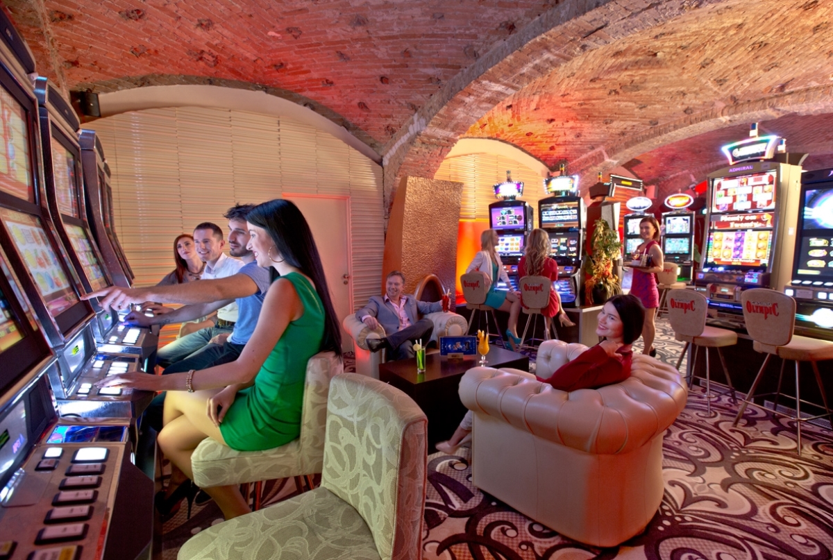 Зона слотов в Olympic Casino Carlton