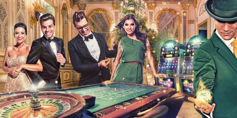 Мужчины в строгих пиджаках и грудастые женщины в вечерних платьях играют в рулетку в казино