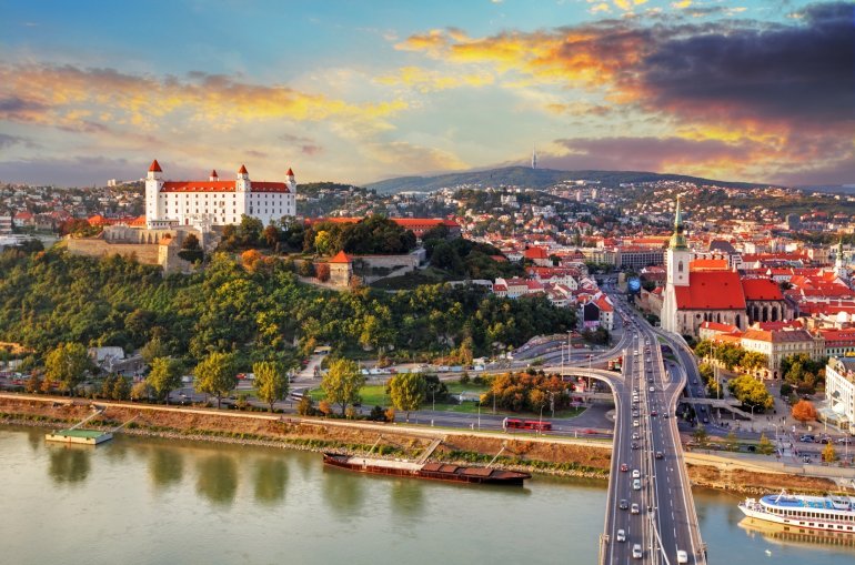 Вид сверху на пейзаж Братиславы