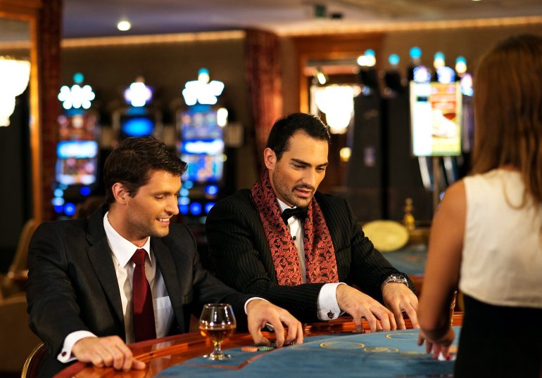 За столом в казино, два игрока в задумчивости, т.к проигрывают