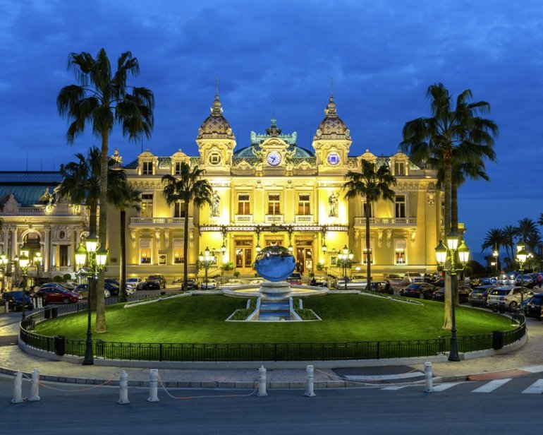 Вечерний вид на территорию вокруг роскошного казино в Монте-Карло
