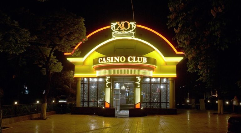Центральный вход в казино ХО в Минске