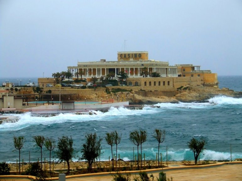 Вид из далека на здание казино Westin Dragonara на Мальте