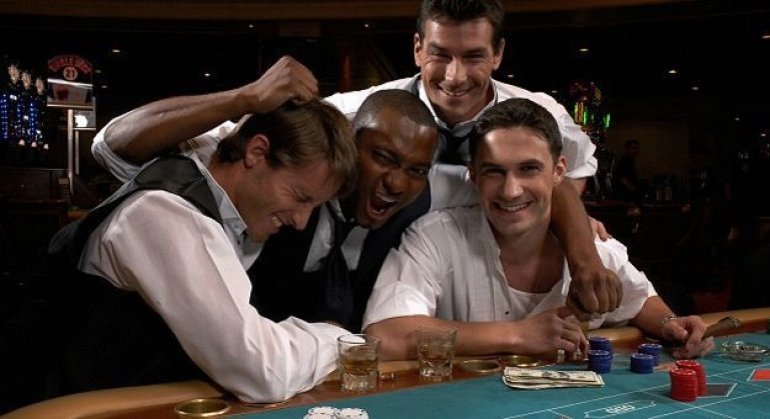 Это удача: четверо друзей сорвали куш за игорным столом в казино