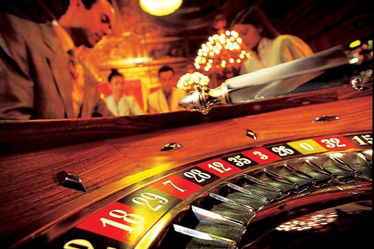 Фрагмент колеса рулетки на фоне зала казино