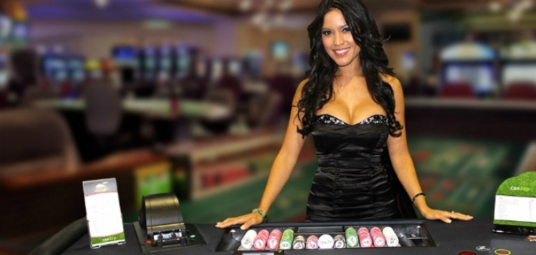 Сексуальная брюнетка в обтягивающем черном платье ждет игроков за столом для блэкджека
