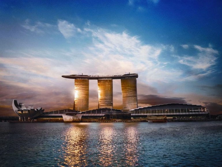 Вид издалека на Marina Bay Sands