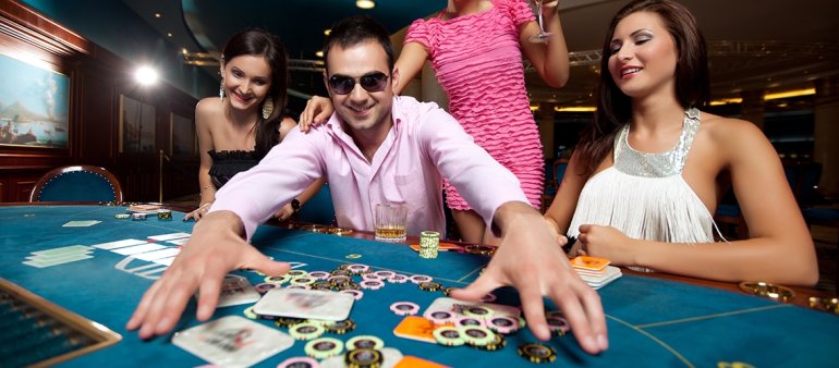 Мужчина выиграл кучу денег в покер, три девушки радуются за его успех и ждут выпивки
