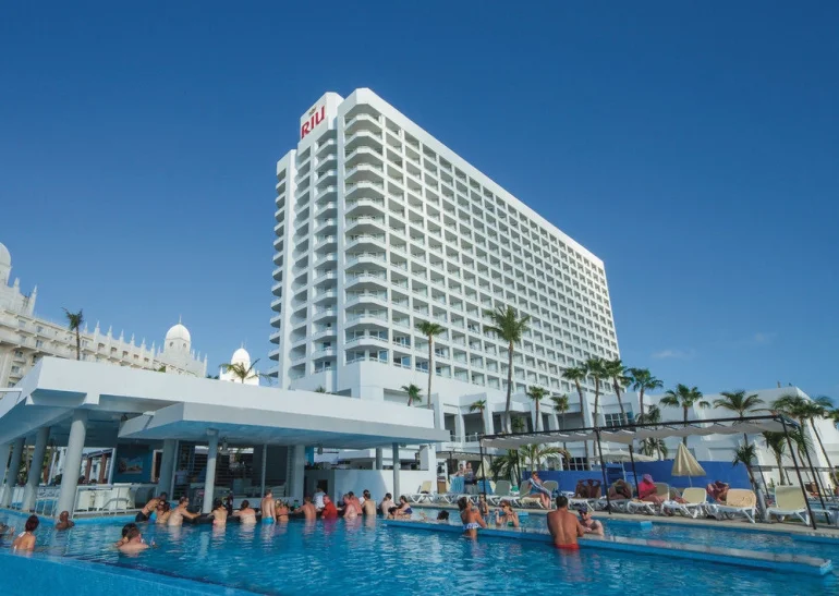 Люди купаются в бассейне на территории отеля Riu Palace Antillas на острове Аруба