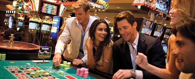 Девушкапроводит время в казино за игрой в рулетку в компании молодого мужчины, который платит за ее ставки