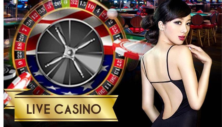 Сексуальная азиатка в черном платье с голой спиной позирует рядом с колесом рулетки, а внизу надпись "Live Casino"