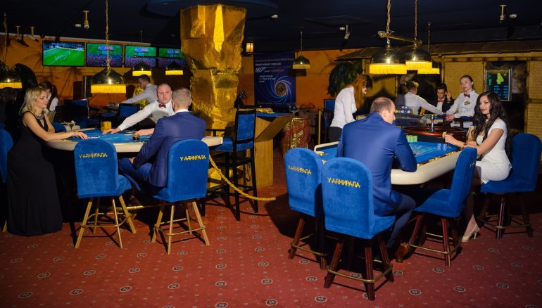 Игроки за столами в казино У Адмирала в Гомеле