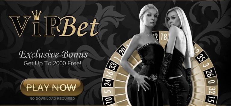 Сексуальные блондинки в обтягивающих черных платья стоят на фоне колеса рулетки, презентуя бонусы казино