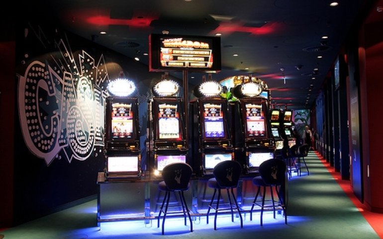 Зал казино Spielbank Berlin с игровыми автоматами