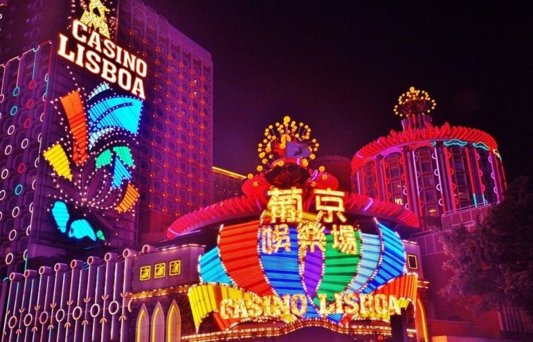 Святящийся фасад здания казино Лисбоа в Макао (Китай)