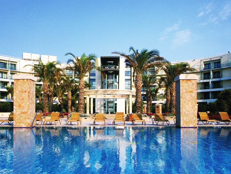 Бассей и центральное здание пятизвездочного отеля Лунтраки в Греции