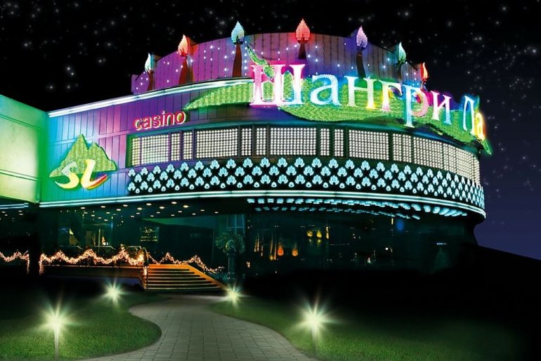 Вечерний вид на казино Шангри-Ла в Беларуси