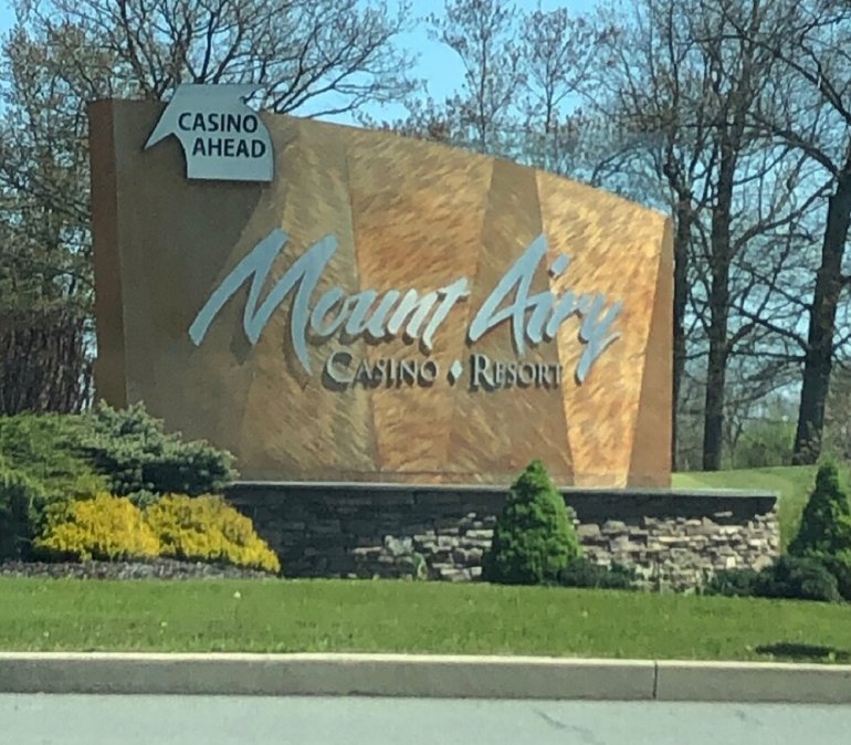 Mount Airy Casino & Resort sign Вывеска комплекса Mount Airy Casino & Resort