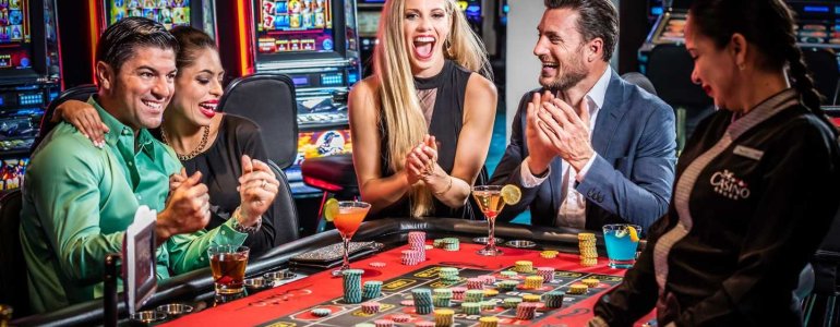 Красотки в компании своих мужчин развлекаются в казино за игрой в рулетку