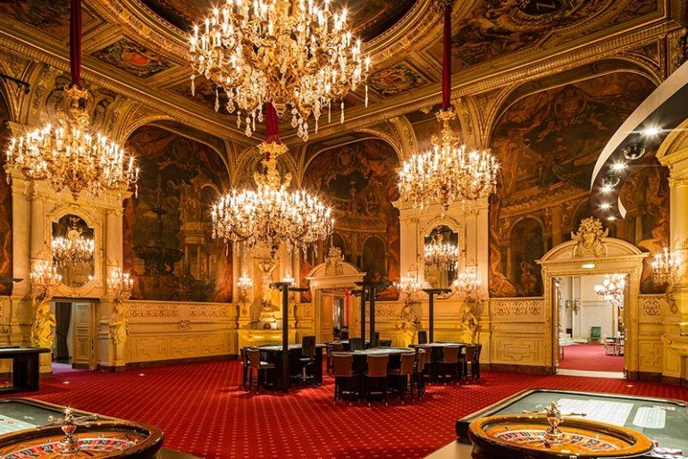 Роскошный зал с игровыми столами в казино Баден-Баден в Германии