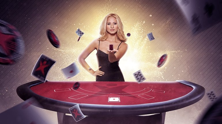 Дилер блондинка в маленьком черном платье в обтяжку стоит у столаи держит стопку красных фишек, а вокруг хаос из летящих фишек и карт