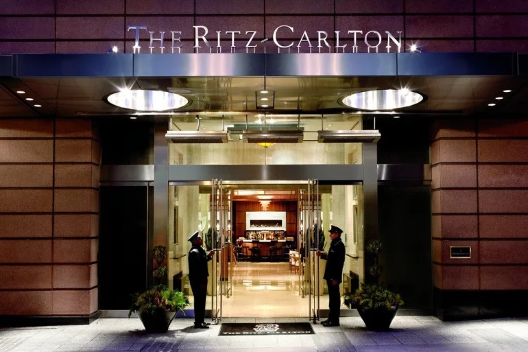 Швейцары у входа в отель Ritz-Carlton