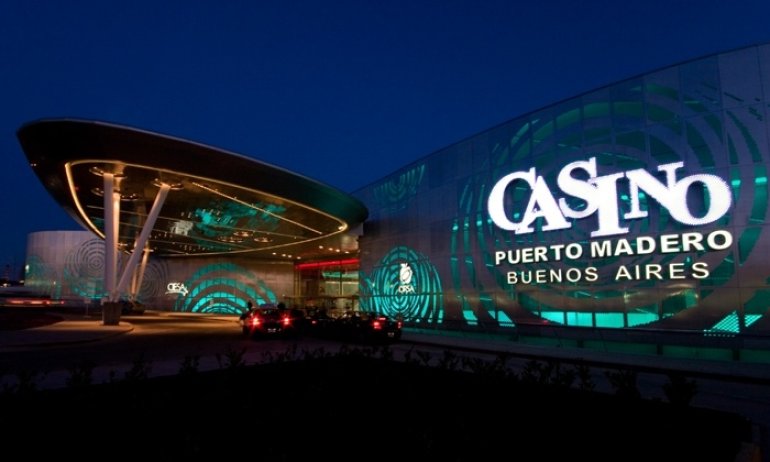 Ночной вид на фасад казино Puerto Madero в Буэнос-Айресе