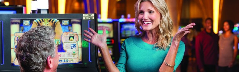 Блондинка в восторге, она сорвала куш на игровом автомате в казино
