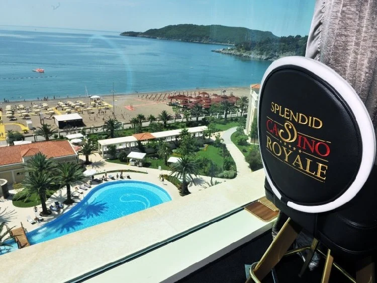 Стул с надписью на спинке Splendid Casino Royal и прекрасный вид из окна на курортный город Бечичи