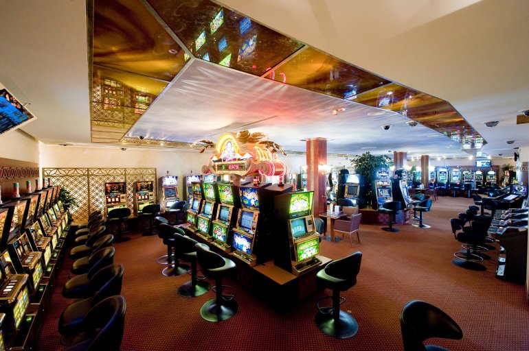 Зал с игровыми автоматами в казино St. Moritz в Швейцарии