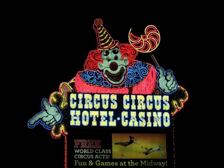 Клоун из вывески казино Circus Circus зазывает сыграть в азартные игры