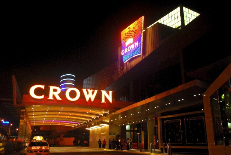 Светящаяся витрина Crown Casino в Мельбурне