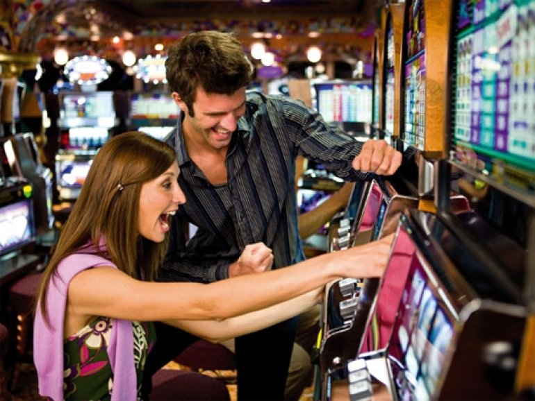 Парень с девушкой сорвали джек-пот на игровом автомате в казино
