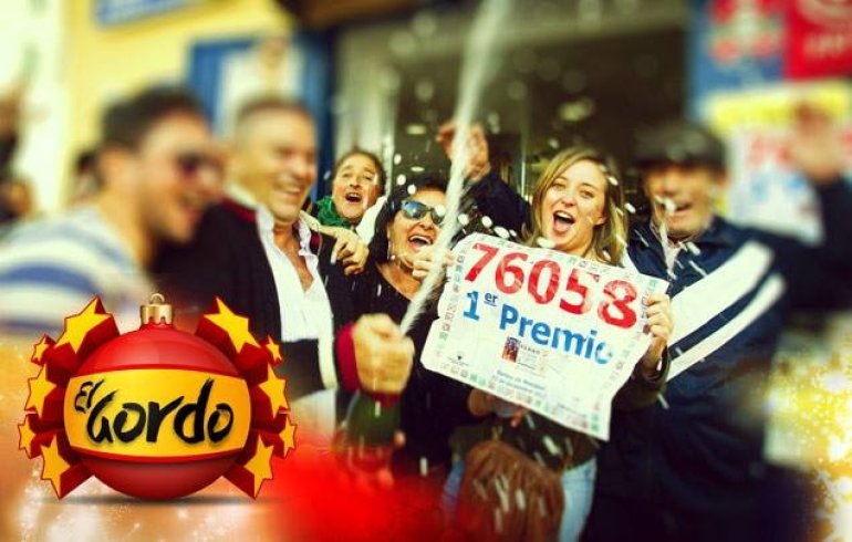 Люди радуются выигрышу джек-пота в лотерее EL GORDO