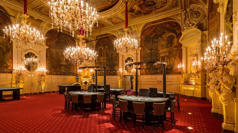 Роскошный зал для карточных игр в казино Баден-Баден в Германии