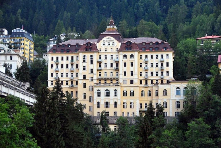 Вид из далека на Grand Hotel de l’Europe в Австрии