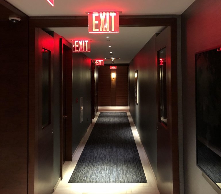 Exit Signs in Hallway.jpg Таблички с надписью