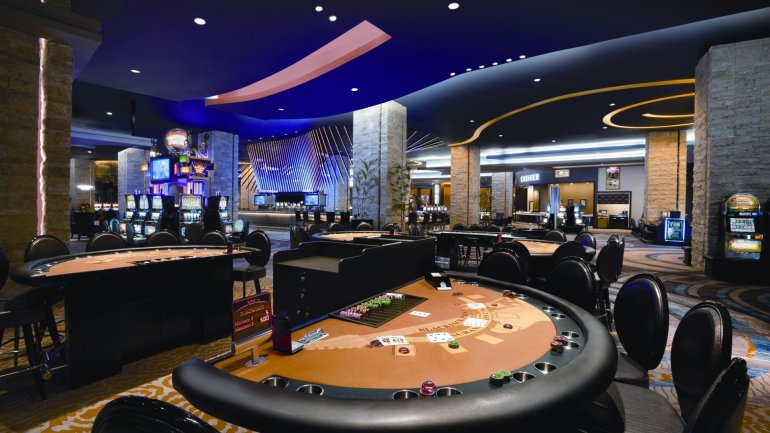 Слабо освещенный зал со столами для блэкджека в казино Sirenis Punta Cana в Доминиканской республике