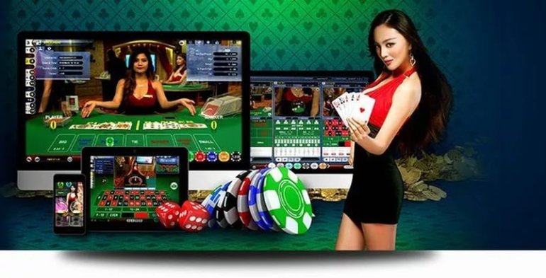 Азиатка с миниплатье презентует азартные игры в мобильных устройствах