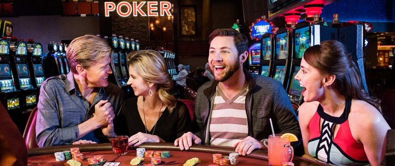 Две пары молодых людей играют в покер в казино