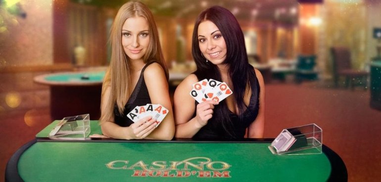 Две привлекательные девушки крупье брюнетка и блондинка ждут игроков за столом для покера
