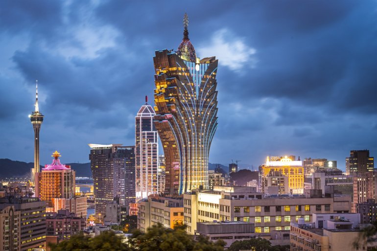 Вид сверху на отель-казино Grand Lisboa в вечернее время